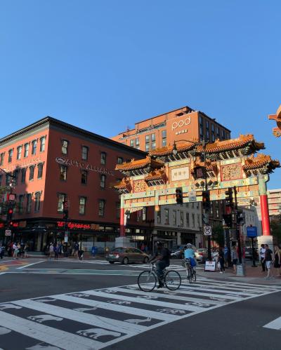 チャイナタウン、門のすぐ横