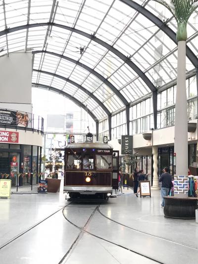 トラムの右に見える看板が東館の入口