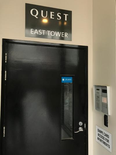 東館入口のドア