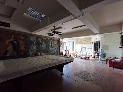 EV降りるとすぐビリヤード台　右手奥に廟と従業員憩所