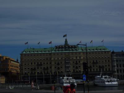 どっしり構えた大型ホテル、対岸からでも目立つ
