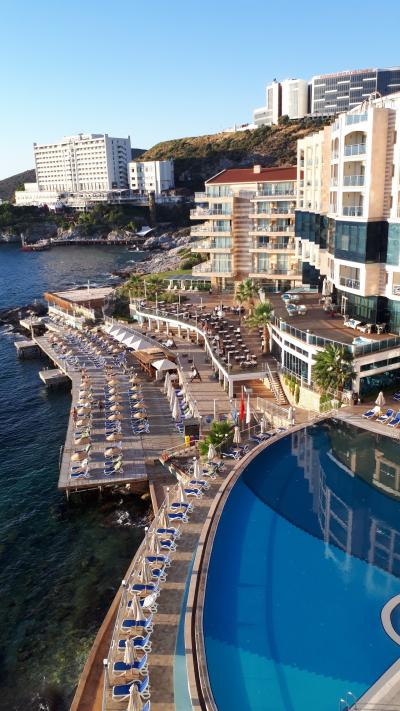 エーゲ海が目の前のリゾートホテル&#127925;