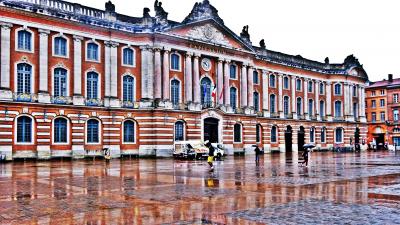 トゥールーズの中心　巡礼路やランドネの交差点　GR653 / GR46 / GR861　Place Du Capitole, Toulouse