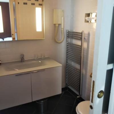 古いドライヤー。水栓の蓋が上がらず水が流れない