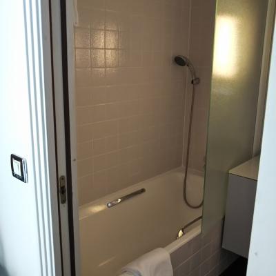 シャワーをガードする戸の幅が狭い。注意が必要