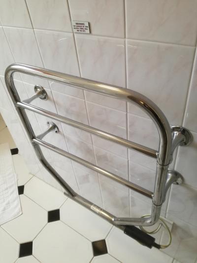 バスルームのタオル掛けもヒーター