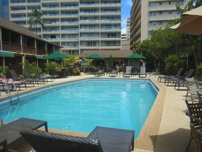 プール。フロント方向を望む