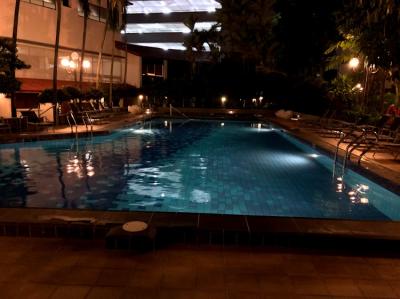 夜のプールです。隣にジムもあります。