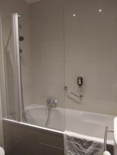 浴槽がありハンドシャワーも使えるし、ガラスの仕切り板が便利