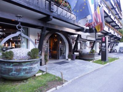 川沿いにあります。