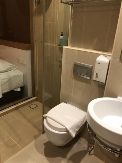 カーテンを閉めないと丸見えです