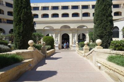 ホテルの車寄せ