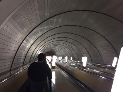 深い、速いエスカレーター