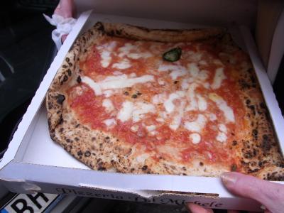 本場ナポリで食べるピザは格別！