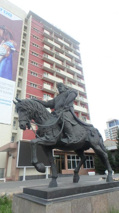 ホテル前に銅像があったが、誰の像かは未確認。