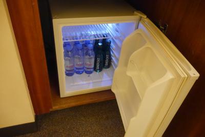 冷蔵庫には水が入っています