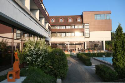 高台にある大き目のホテルです