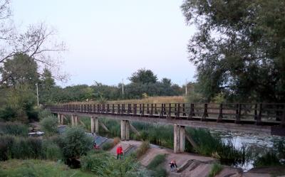 敷地からカメンカ川に架る橋