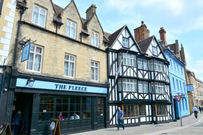 チュダー様式とブルーのファサードが可愛い