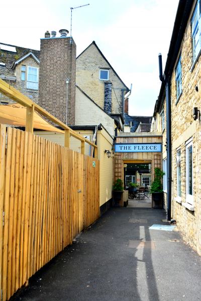 正面はレストランの入口のようでホテルは裏のこちらから