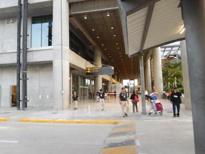 到着時は、空港ターミナルビル前に迎えに来てくれます。