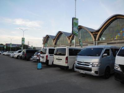 バッグを持ってくれてるのが、ホテルのドライバーです。