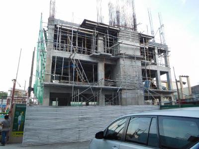 道路側に増築工事が始まってます。