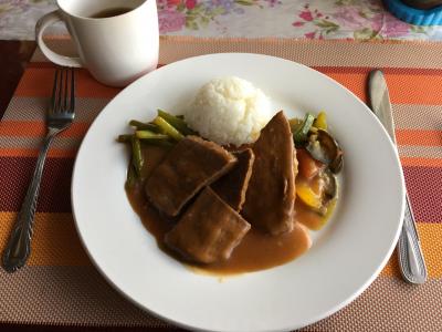 昼のメイン  肉が固かった