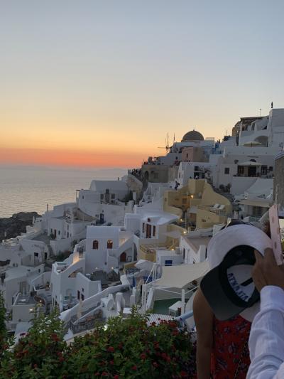 青い空と海と白い壁、そして夕日