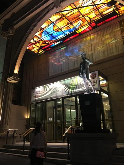 正面エントランスに、銅像さんが！