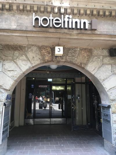 バーの隣、細い通りの右手にあります