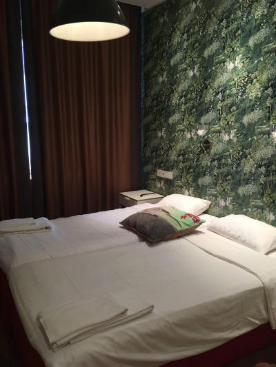 暗いですが、清潔なベッドと部屋でした