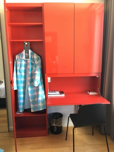 素敵な赤のクローゼット机