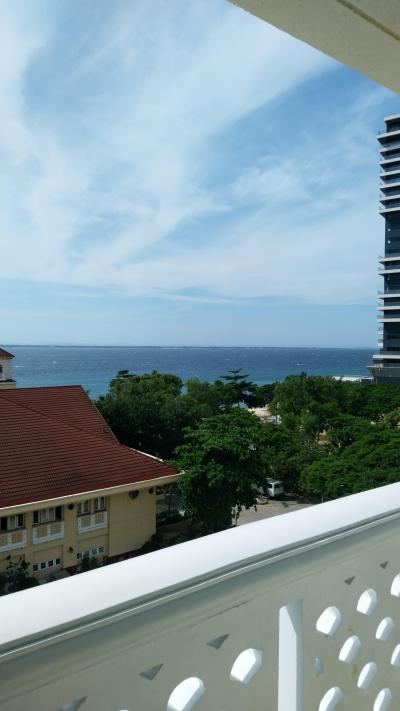 写真のビスタマーホテル(茶色の屋根)にビーチあり。