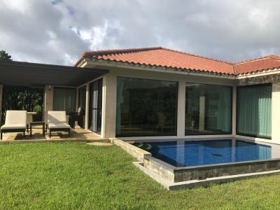 プール付きのデラックスコテージ