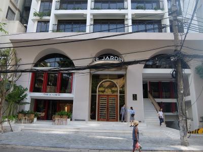 入口です。左側の入り口はカフェです。