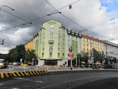 下の線路がトラム