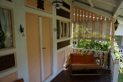 室内にソファはありませんが、入り口に3脚イスがあります。