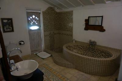 部屋と同じくらい広い浴室。熱がこもらず快適