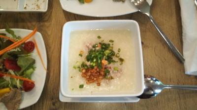 朝食のお粥。赤米を使っていた。熱々、美味。