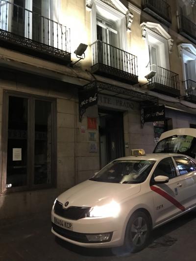 空港からタクシーで。