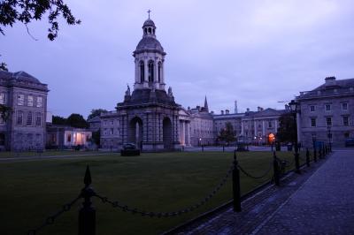 朝のキャンパス内。