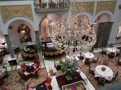 朝食会場からホールを見下ろす