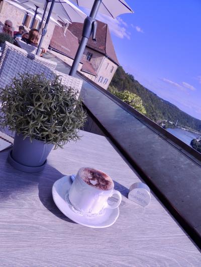 カフェテラスで美味しいカプチーノを