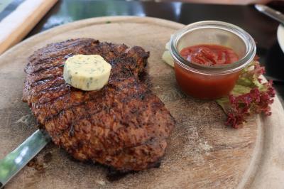 ブドウ畑を見ながら食事