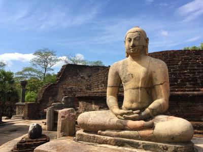 見応えのあるポロンナルワの遺跡群は暑さ対策も兼ねて効率良くトゥクトゥクで見学がお勧め。