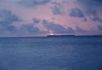 環礁の向こうに沈んでいく夕陽