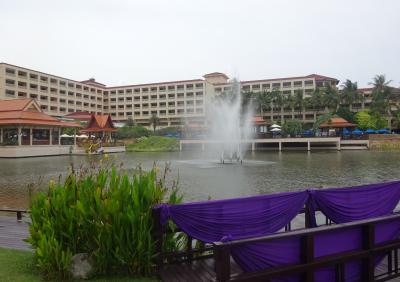 ホテルは敷地が広く、海もすぐ近くです。