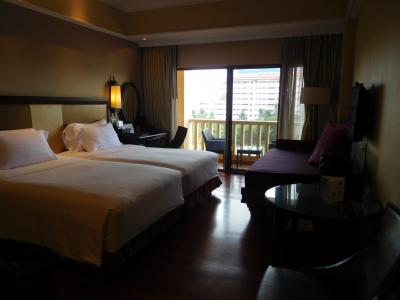 シングルベッド2台の部屋。ソファもありのんびりできました。