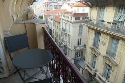 小さなベランダが付いていましたが、眺めはイマイチです